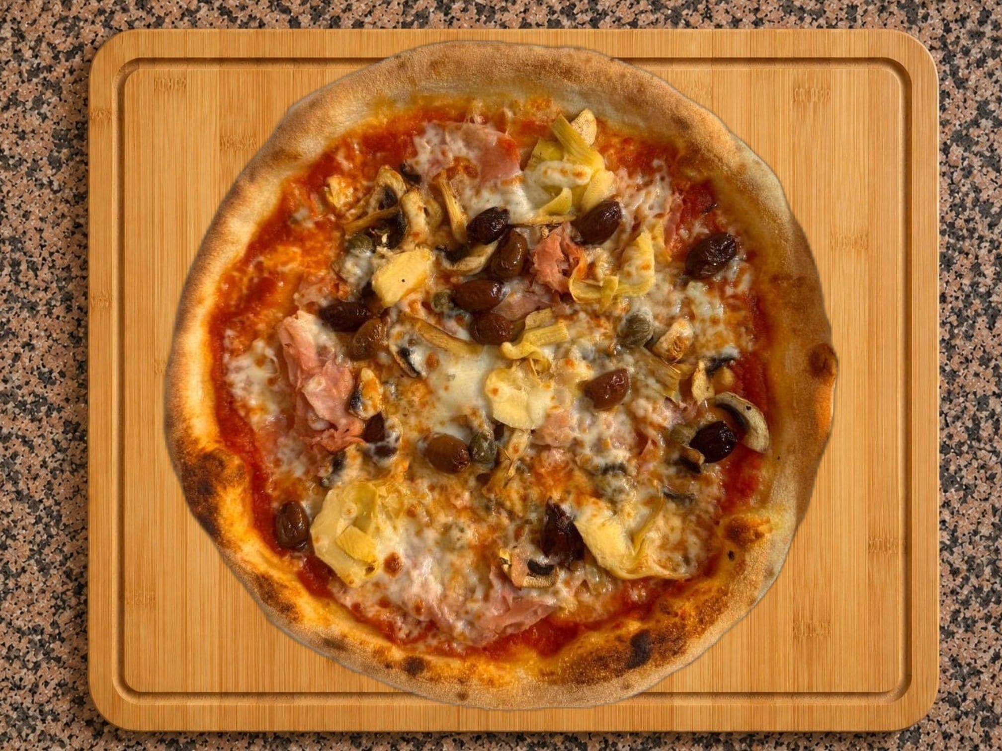 Pizza appena tagliata con basilico e mozzarella di bufala